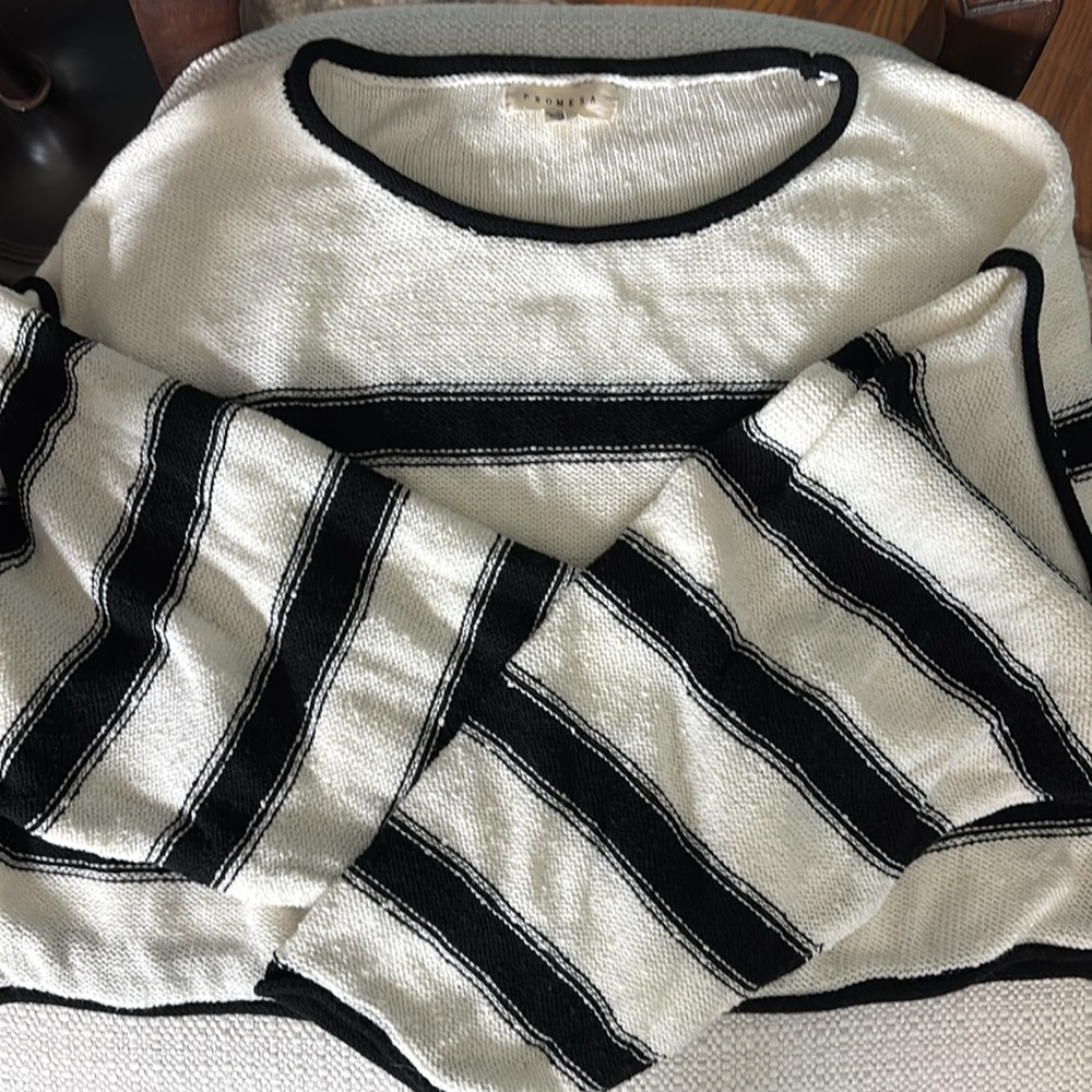 cream and black long sleeved crop sweater. Brand is promesa size small